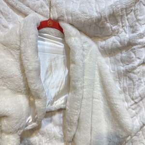 Bridal Wedding Faux Fur Wrap – Elegant Satin-Lined Shawl with Keyhole Closure –